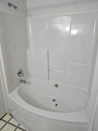 64 Westover Avenue, Claresholm, AB - Indoor Photo Showing Bathroom