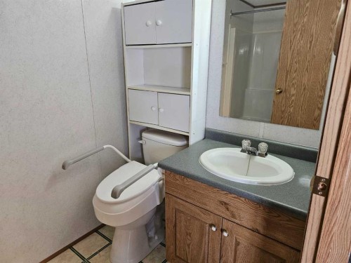 64 Westover Avenue, Claresholm, AB - Indoor Photo Showing Bathroom