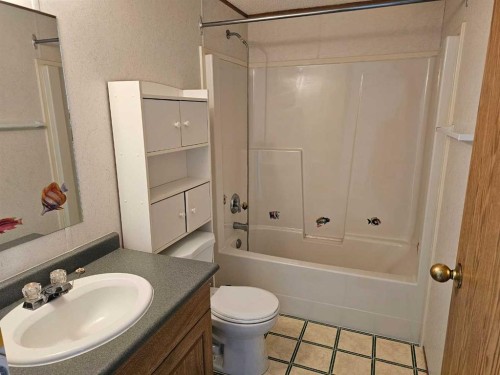 64 Westover Avenue, Claresholm, AB - Indoor Photo Showing Bathroom