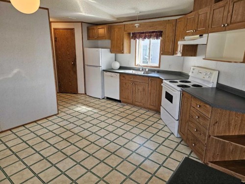 64 Westover Avenue, Claresholm, AB - Indoor Photo Showing Kitchen With Double Sink