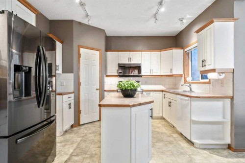 46 4 Street Ne, Langdon, AB - Indoor Photo Showing Kitchen