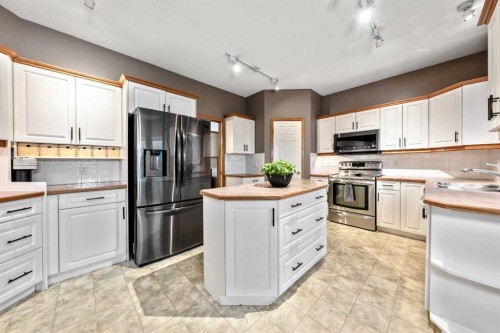 46 4 Street Ne, Langdon, AB - Indoor Photo Showing Kitchen With Stainless Steel Kitchen With Double Sink