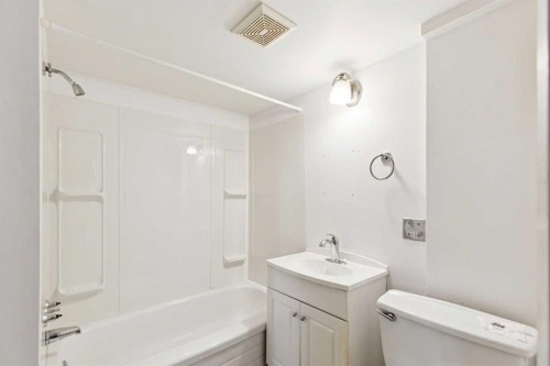 7833 Hunterquay Road Nw, Calgary, AB - Indoor Photo Showing Bathroom