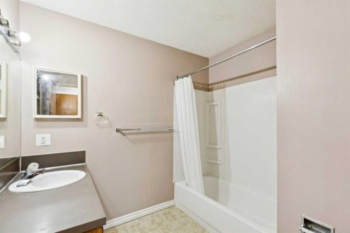 7833 Hunterquay Road Nw, Calgary, AB - Indoor Photo Showing Bathroom