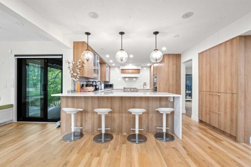 931 Shawnee Drive Sw, Calgary, AB - Indoor Photo Showing Kitchen With Upgraded Kitchen
