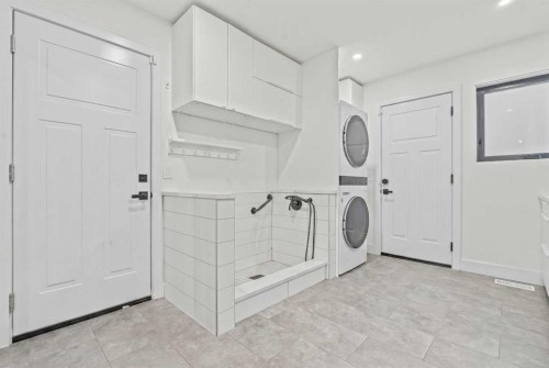 931 Shawnee Drive Sw, Calgary, AB - Indoor Photo Showing Laundry Room