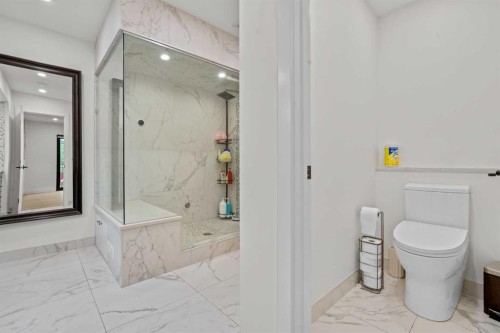 931 Shawnee Drive Sw, Calgary, AB - Indoor Photo Showing Bathroom