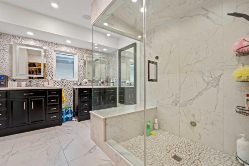 931 Shawnee Drive Sw, Calgary, AB - Indoor Photo Showing Bathroom