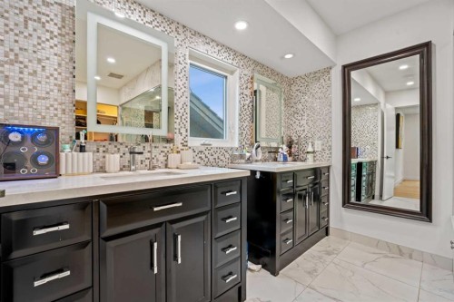 931 Shawnee Drive Sw, Calgary, AB - Indoor Photo Showing Bathroom