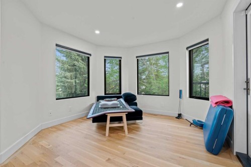 931 Shawnee Drive Sw, Calgary, AB - Indoor Photo Showing Other Room
