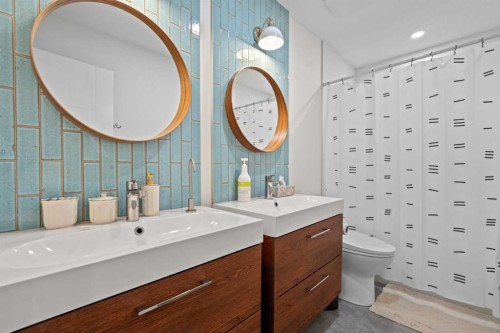 931 Shawnee Drive Sw, Calgary, AB - Indoor Photo Showing Bathroom