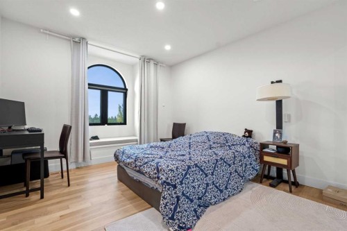 931 Shawnee Drive Sw, Calgary, AB - Indoor Photo Showing Bedroom