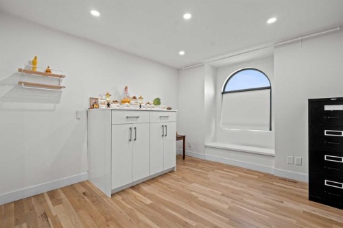 931 Shawnee Drive Sw, Calgary, AB - Indoor Photo Showing Other Room
