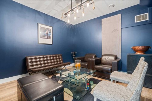 931 Shawnee Drive Sw, Calgary, AB - Indoor Photo Showing Living Room