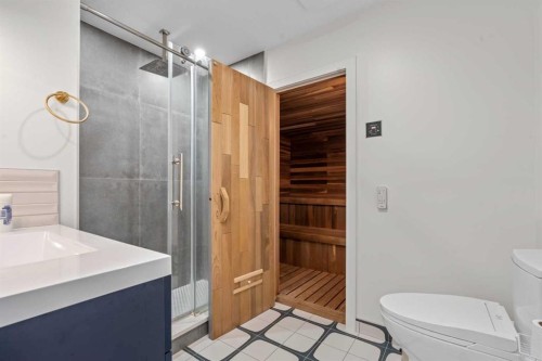 931 Shawnee Drive Sw, Calgary, AB - Indoor Photo Showing Bathroom