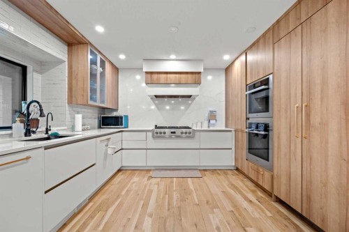 931 Shawnee Drive Sw, Calgary, AB - Indoor Photo Showing Kitchen With Upgraded Kitchen