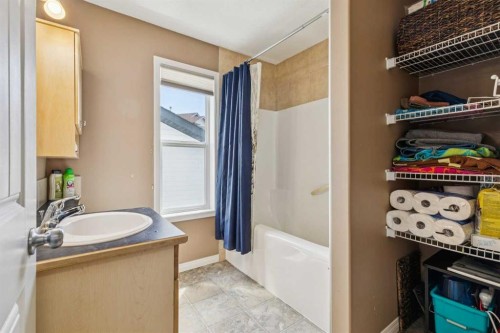 232 Hillcrest Court, Strathmore, AB - Indoor Photo Showing Bathroom