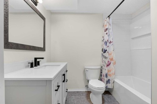 22 Autumn Green Se, Calgary, AB - Indoor Photo Showing Bathroom