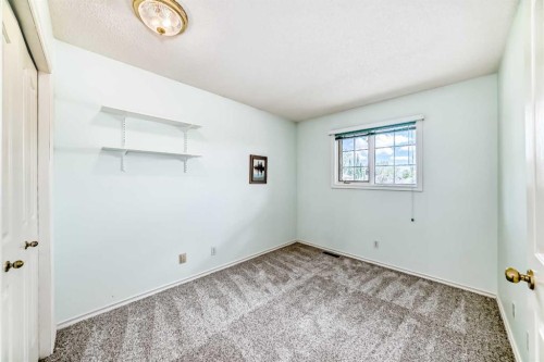 25 Silverstone Mews Nw, Calgary, AB 