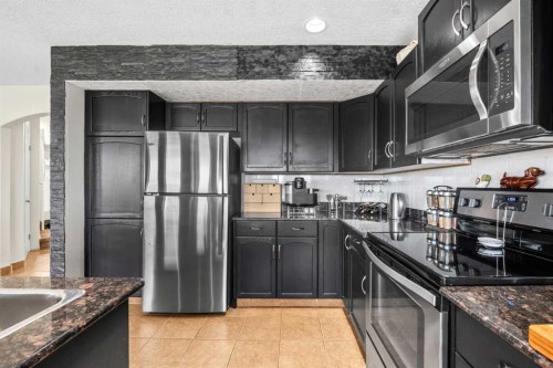 184 Somerglen Common Sw, Calgary, AB - Indoor Photo Showing Kitchen With Upgraded Kitchen