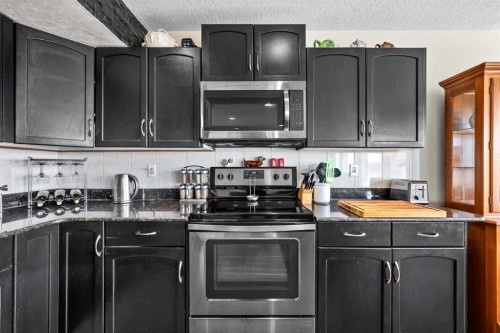 184 Somerglen Common Sw, Calgary, AB - Indoor Photo Showing Kitchen