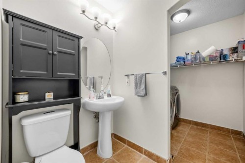 184 Somerglen Common Sw, Calgary, AB - Indoor Photo Showing Bathroom