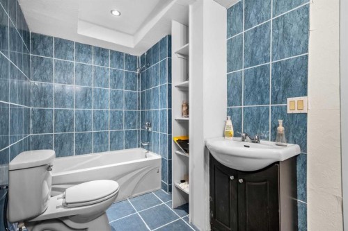 184 Somerglen Common Sw, Calgary, AB - Indoor Photo Showing Bathroom