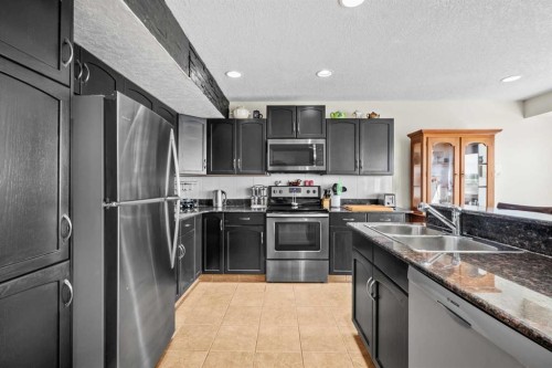 184 Somerglen Common Sw, Calgary, AB - Indoor Photo Showing Kitchen With Double Sink With Upgraded Kitchen
