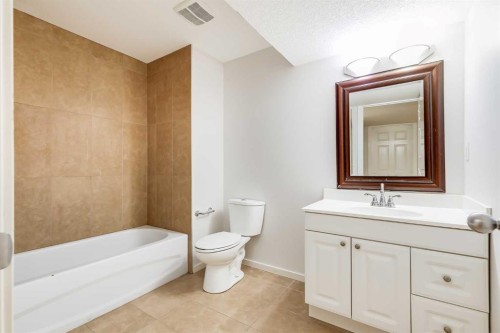 35 New Brighton Manor Se, Calgary, AB - Indoor Photo Showing Bathroom