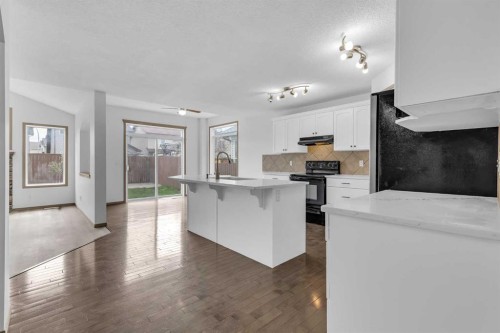 35 New Brighton Manor Se, Calgary, AB - Indoor Photo Showing Kitchen