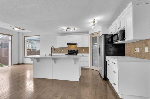 35 New Brighton Manor Se, Calgary, AB - Indoor Photo Showing Kitchen
