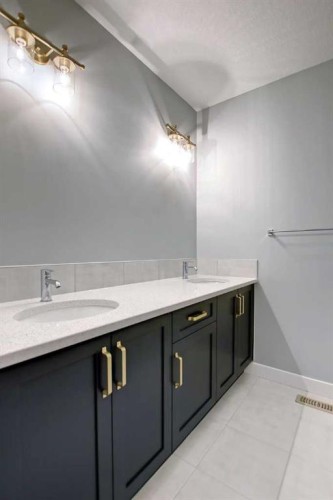 2085 Cobblespring Avenue Sw, Airdrie, AB - Indoor Photo Showing Bathroom