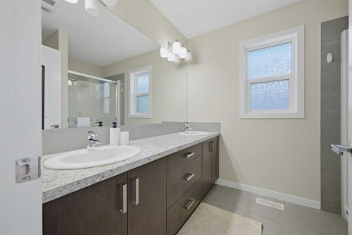 7 Belgian Link, Cochrane, AB - Indoor Photo Showing Bathroom