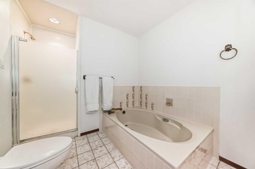 71 Edenwold Place Nw, Calgary, AB - Indoor Photo Showing Bathroom