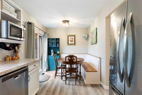 25 Bermuda Place, Calgary, AB - Indoor Photo Showing Kitchen