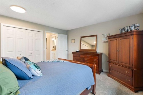 25 Bermuda Place, Calgary, AB - Indoor Photo Showing Bedroom
