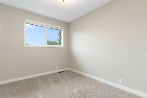 25 Bermuda Place, Calgary, AB - Indoor Photo Showing Other Room