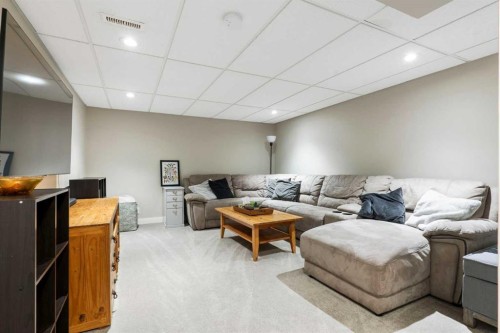 25 Bermuda Place, Calgary, AB - Indoor Photo Showing Other Room