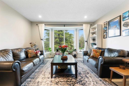 25 Bermuda Place, Calgary, AB - Indoor Photo Showing Living Room