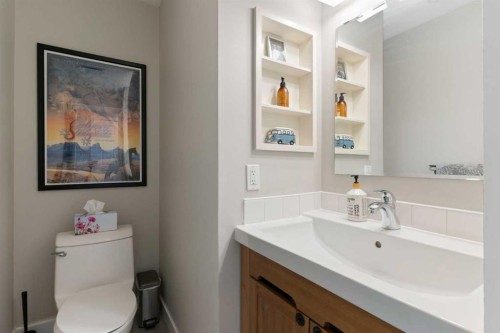 25 Bermuda Place, Calgary, AB - Indoor Photo Showing Bathroom