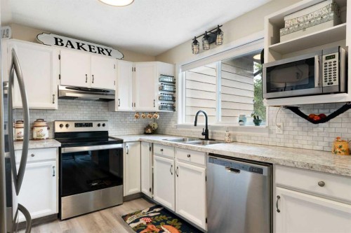 25 Bermuda Place, Calgary, AB - Indoor Photo Showing Kitchen With Stainless Steel Kitchen With Double Sink
