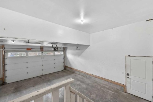 109 Kinniburgh Cove, Chestermere, AB - Indoor Photo Showing Garage