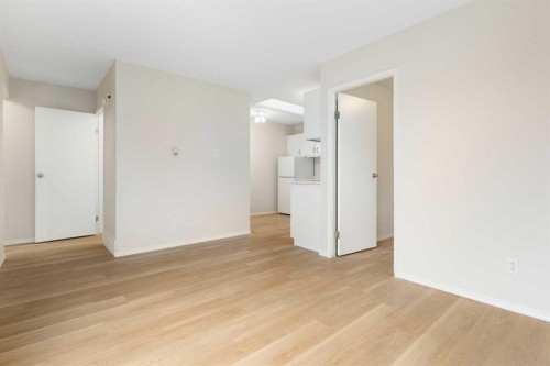 14-8544 48 Avenue Nw, Calgary, AB - Indoor Photo Showing Other Room