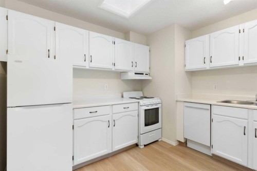 14-8544 48 Avenue Nw, Calgary, AB - Indoor Photo Showing Kitchen
