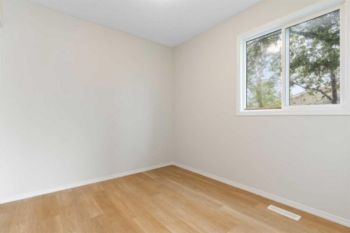 14-8544 48 Avenue Nw, Calgary, AB - Indoor Photo Showing Other Room