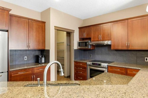 23 Aspen Stone Crescent Sw, Calgary, AB - Indoor Photo Showing Kitchen