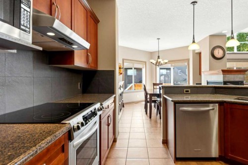 23 Aspen Stone Crescent Sw, Calgary, AB - Indoor Photo Showing Kitchen