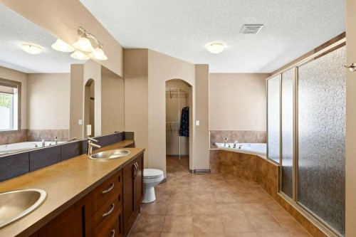 23 Aspen Stone Crescent Sw, Calgary, AB - Indoor Photo Showing Kitchen