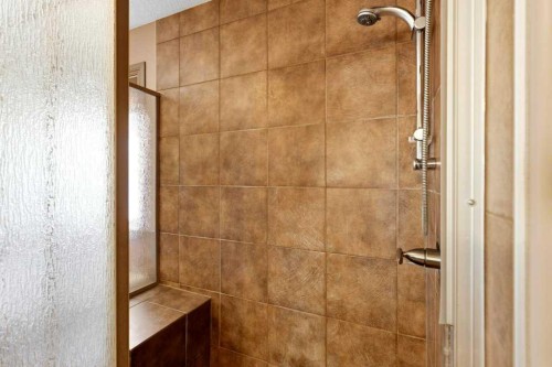23 Aspen Stone Crescent Sw, Calgary, AB - Indoor Photo Showing Bathroom
