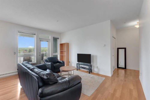 233-3111 34 Avenue Nw, Calgary, AB - Indoor Photo Showing Living Room